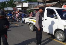 Cegah Kemacetan, Bhabinkamtibmas Polsek Bambalamotu Laksanakan Pengaturan di Pasar Tradisional Randomayang