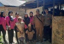 Kunjungi Suku Pedalaman, Bhayangkari Cabang Pasangkayu Salurkan Bantuan Sembako