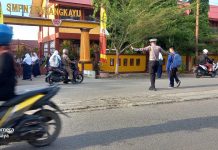 Cegah Kecelakaan, Satlantas Polres Pasangkayu Lakukan Pengaturan Lalu Lintas di Depan Sekolah