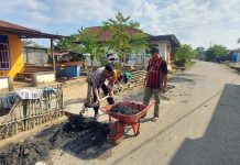 Cegah Wabah Penyakit, Bhabinkamtibmas Polsek Bambalamotu Bersama Warga Bersihkan Saluran Drainase