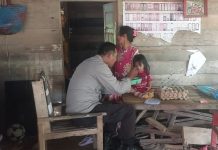 Bhabinkamtibmas Door to door memberikan Makanan Tambahan untuk Mencegah Anak Stunting