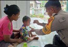 Bhabinkamtibmas Polsek Bambalamotu Dampingi Petugas Posyandu Door to door Lakukan Posyandu Keliling