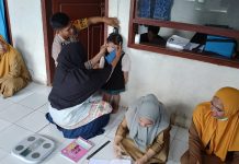 Bhabinkambitmas Polsek Bambalamotu Pantau Posyandu Dalam Upaya Cegah Stunting Pada Anak Balita