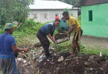 Menjaga Lingkungan tetap Sehat, Bhabinkamtibmas Kerja Bakti Bersama Warga Binaannya
