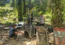 Bhabinkamtibmas Desa Bukit Harapan Polsek Baras Sambangi Masyarakat Yang Buat Sumur Bor Air