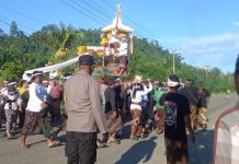 Sinergitas Bhabinkamtibmas Polsek Pasangkayu Dengan Pecalang Saat Pengamanan Upacara Ngaben
