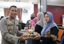 Direktorat Binmas Polda Sulbar Gelar Penyuluhan Stunting dan Menyerahkan Bantuan di Pasangkay