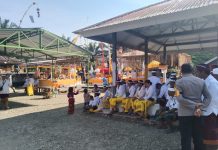 Hari Purnama Ke Empat, Bhabinkamtibmas Polsek Pasangkayu Pantau Giat Sembahyang di Pura Wana Giri