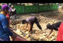 Bhabinkambitmas Memberi Bantuan Material Serta Gotong Royong bersama Warga Dalam Hal Pembangunan Mesjid.