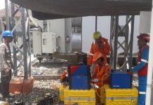 Bhabinkambitmas Polsek Pasangkayu Pantau Pekerja Gardu Induk PLN Yang Berdampak Pemadaman Listrik.