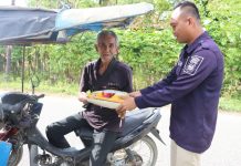 Peringati HUT Humas Ke-72, Polres Pasangkayu Bagikan Beras Kepada Masyarakat Kurang Mampu.