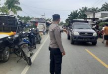Bhabinkamtibmas Polsek Bambalamotu Polres Pasangkayu Gatur Arus Lalin di pasar tradisional