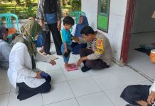Untuk Mengetahui Perkembangan Balita, Bhabinkamtibmas Polres Pasangkayu Pantau Posyandu