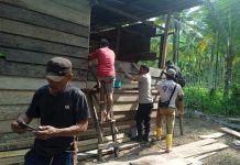 Wujud Kepedulian, Bhabinkamtibmas Polsek Bambalamotu Bersama Masyarakat Membangun Rumah Tinggal Warga Binaan