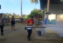 Cegah Korban DBD, Bhabinkamtibmas Polsek Baras bersama Petugas Kesehatan Lakukan Fogging