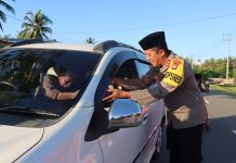 Jum’at Berkah, Kapolres Pasangkayu Bagikan Nasi Kotak Ke Warga
