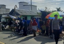 Bhabinkamtibmas Polsek Bambalamotu Polres Pasangkayu Gatur Arus Lalin di pasar tradisional