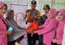 Bhabinkamtibmas Polsek Baras bersama Bhayangkari Ranting Memberikan Reward Kepada Balita yang Rajin Keposyandu