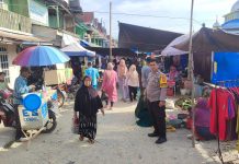 Serambi Melakukan Pengamanan Bhabinkamtibmas Berikan Himbauan Pemilu Damai di Pasar Tradisional