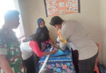 Untuk Pelayanan Prima, Bhabinkambitmas Polsek Bambalamotu Pantau Giat Posyandu.