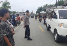 Cegah Kemacetan, Bhabinkamtibmas Polsek Bambalamotu Pengamanan dan Pengaturan di Pasar Tradisional Randomayang