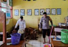 Pasca Banjir Melanda , Polri Bersama Warga Bersihkan Sekolah