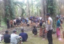 Yanmas, Bhabinkamtibmas Polsek Pasangkayu Kawal Hingga Prosesi Pemakaman Jenazah Warga Binaannya.