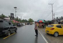 Hujan Grimis Tak Jadi Penghalang Bhabinkambitmas Polsek Baras Untuk Mengamankan Pasar Tradisional