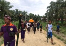 Wujud Empati, Bhabinkamtibmas Polsek Pasangkayu Ikut Mengusung Jenazah Warga Binaannya