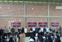 Bhabinkamtibmas Polsek Bambalamotu Bersama Babinsa Hadiri Pelantikan KPPS Desa Sarjo