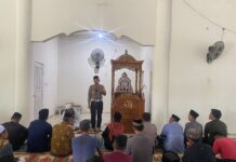 Usai Shalat Jum’at, Kasat Lantas Polres Pasangkayu Imbau Masyarakat Tertib Berlalu Lintas Di Mesjid An-Nur