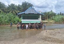 Ciptakan Rasa Kebersamaan, Bhabinkambitmas Polsek Baras Gotong Royong Angkat Rumah Warga Binaannya.