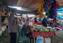 Patroli Pasar Tradisional, Bhabinkamtibmas Himbau Wujudkan Pemilu Damai Kepada Warga.