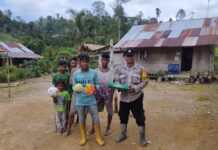 Dukung Warganya Giat Berolahraga, Bhabinkamtibmas Polsek Pasangkayu Beri Bantuan Alat Olah Raga
