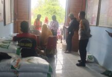 Bhabinkamtibmas Polsek Bambalamotu Monitoring Penyaluran Beras Bantuan Pangan Tahap Pertama Tahun 2024.