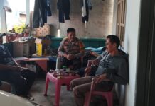 Sambang Dan Ngobrol Santai Bhabinkambitmas Polsek Baras Dengan Warga di Desa Binaan