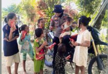 Polisi Sahabat Anak, Bhabinkamtibmas Desa Martasari Polsek Pasangkayu Sambangi Anak-Anak di Desa Binaannya