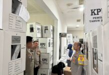 Mengintensifkan Kegiatan Patroli, Subsatgas Preventif Polsek Pasangkayu Sambangi Kantor KPU Pantau Logistik Pemilu.