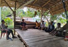 Pantau Situasi Kamtibmas Jelang Pemilu, Bhabinkambitmas Polsek Pasangkayu Sambang Ke Desa Binaan