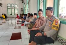 Seusai Melakukan Sholat Jumat Bhabinkamtibmas Polsek Baras Titipkan Pesan Kamtibmas Kepada Warganya