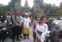 Bhabinkambitmas Polsek Pasangkayu Melaksanakan Pengamanan Kegiatan Ibadah Sembahyang Tilem Umat Hindu