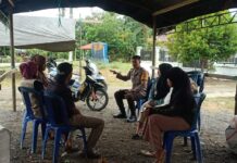 Bhabinkamtibmas Polsek Bambalamotu Sambang, Pantau Pembuatan TPS di Desa Binaannya.