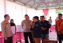 Kapolres Pasangkayu Dampingi Pamatwil Polda Sulbar Cek Kesiapan TPS Pemilu 2024