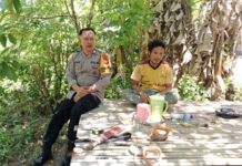 Menjaga Situasi Kamtibmas Tetap Kondusif, Bhabinkamtibmas Polsek Bambalamotu Sambangi Warga Pasca Pemilu