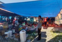 Sambangi Pasar Tradisional, Bhabinkambitmas Polsek Sarudu Terus Himbau Warga jaga Kondusifitas Pasca Pemilu 2024