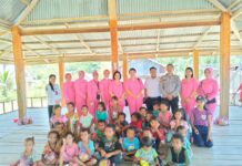 Bhabinkambitmas Polsek Pasangkayu Dampingi Ketua Bhayangkari Cab. Pasangkayu Tinjau Perkembangan Anak Di Desa Binaan