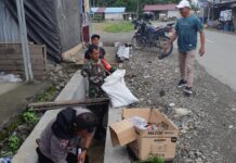 Kompak Bhabinkamtibmas Polsek Pasangkayu dan Babinsa Bahu Membahu Laksanakan Kerja Bakti Bersama