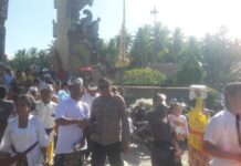 Pantau Kegiatan Hari Raya, Bhabinkambitmas Polsek Pasangkayu Amankan Jalannya Ibadah Galungan