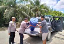 Kapolsek Pasangkayu Bersama Bhabinkamtibmas Salurkan Bantuan Ember Bak Air Untuk Warga Dusun Saluraya.