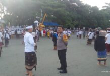 Bhabinkambitmas Polsek Baras Kawal dan Amankan Ibadah Melasti di Pantai Salukaili